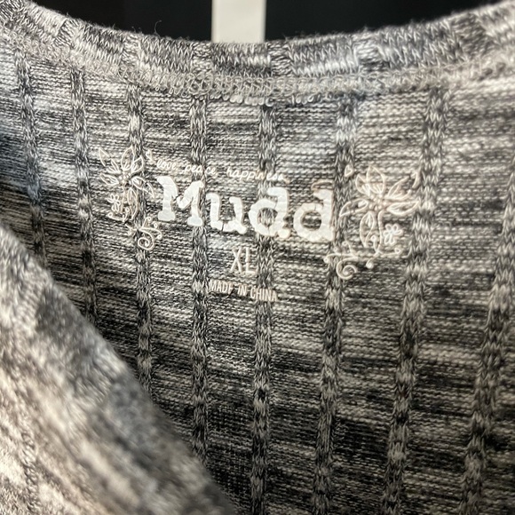 XL Mudd Sleeveless black & white flowy stretchy top - Picture 2 of 4